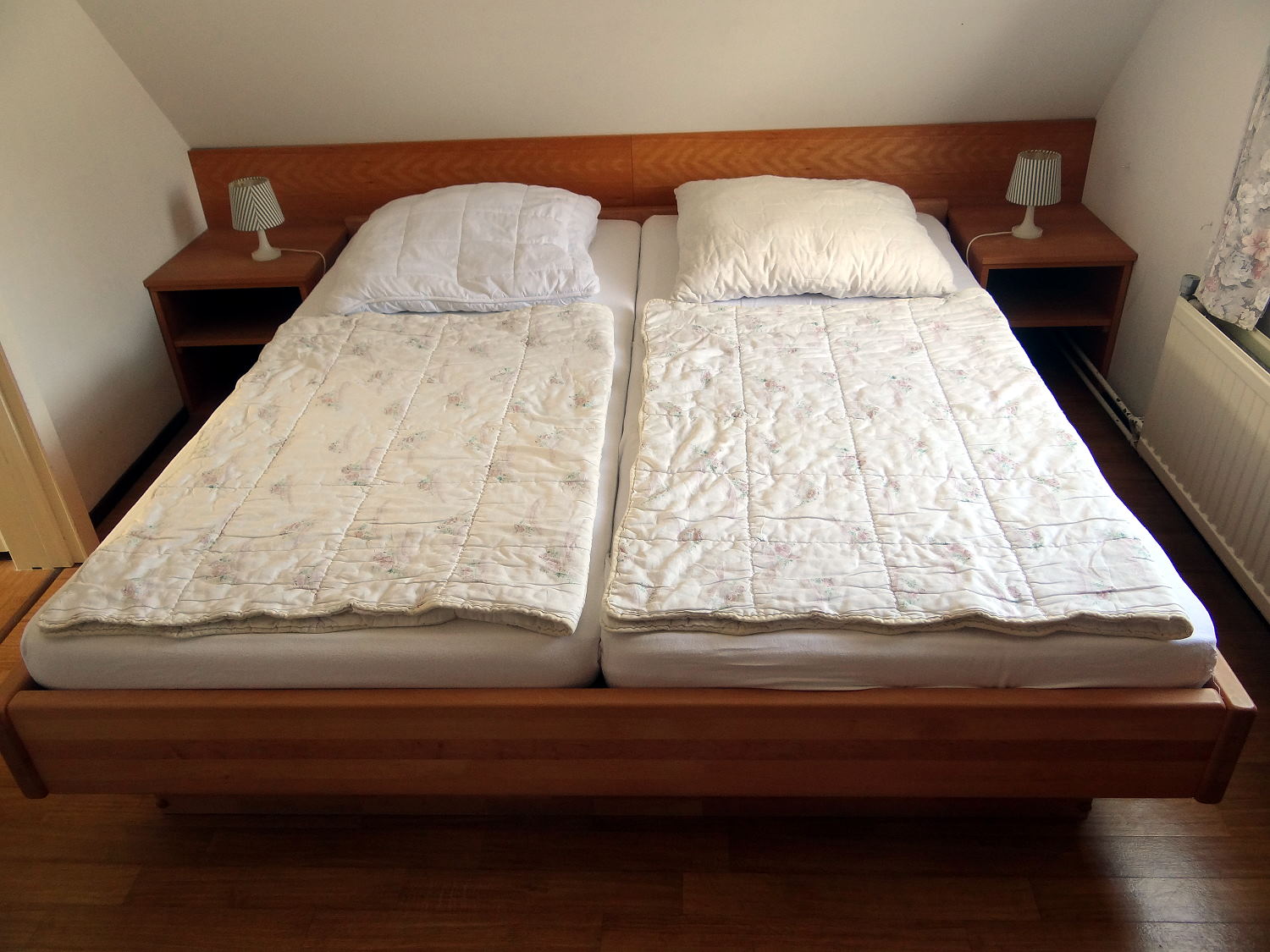Schlafen im Doppelbett im Obergeschoss, Bettgröße 180x200 cm